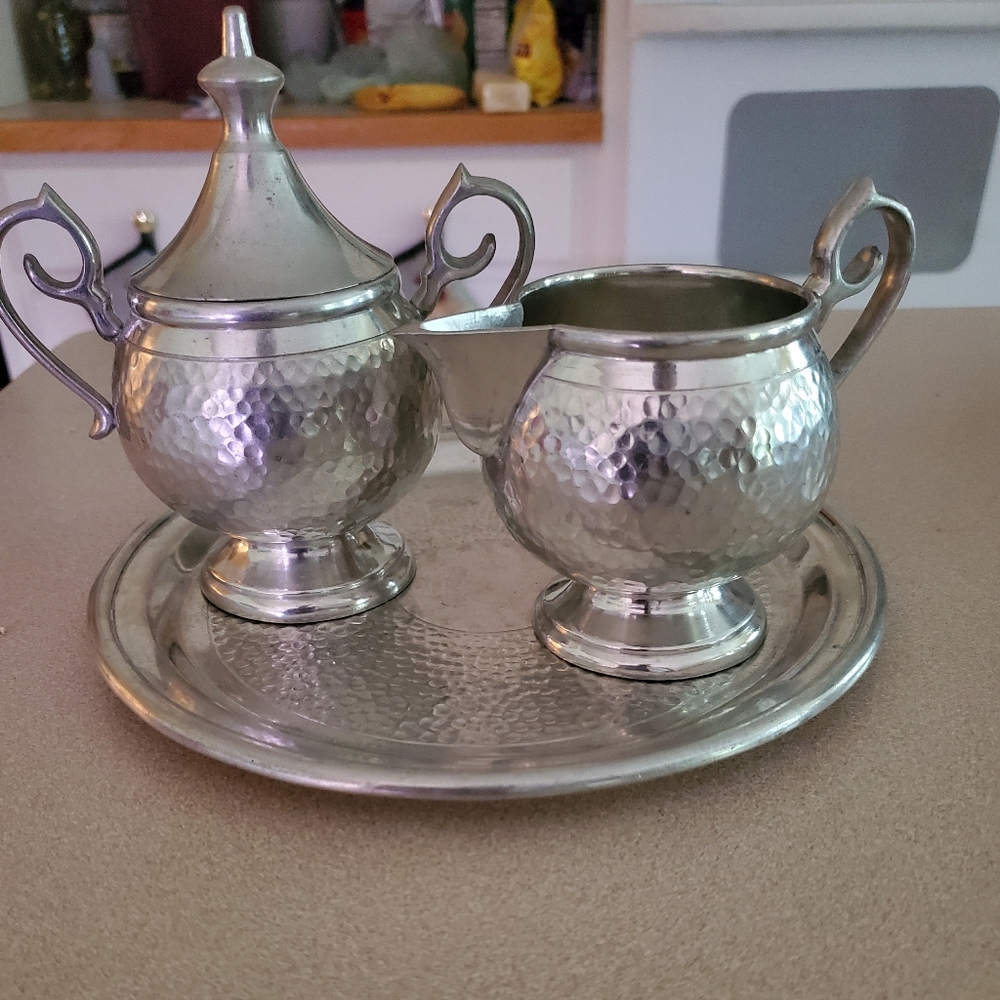 Pura Banka Tin Cream and Sugar Set with Tray